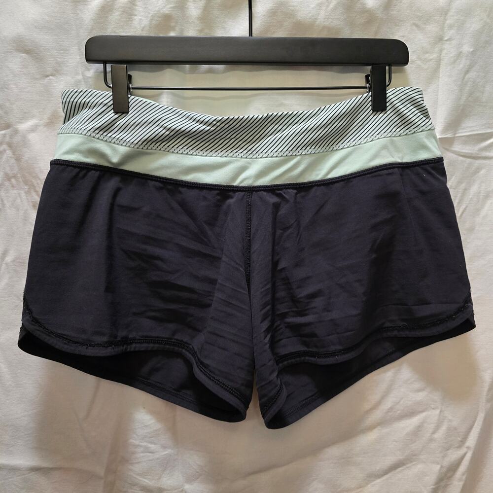 Lululemon Groovy Run Shorts size 8 green stripe‎ black zip key/card pocket